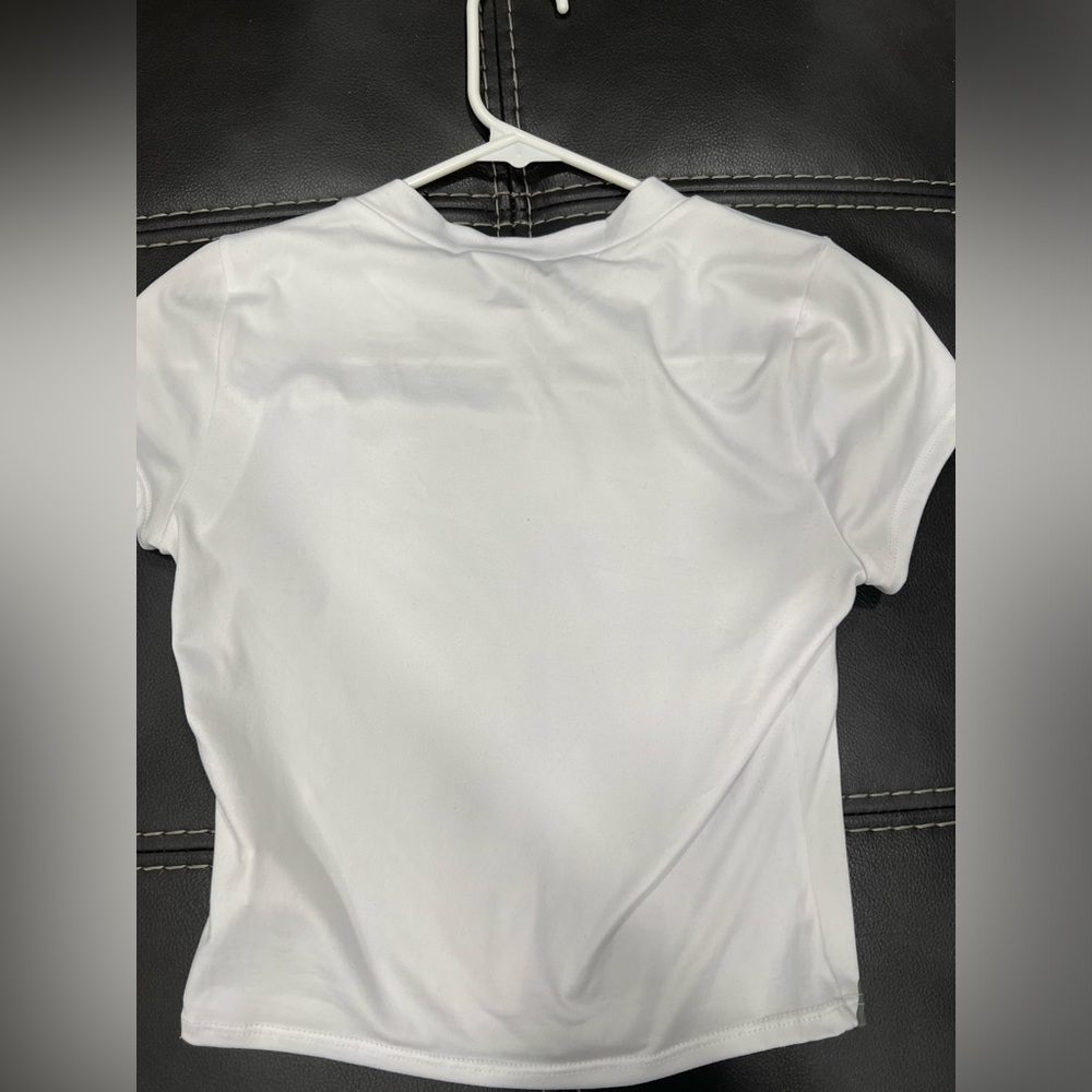Fashion Nova Silhouette tshirt. Very flattering. Never used. Size M